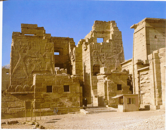Vista parcial de los templos de Medinet Habu
