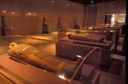 Sala de sarcófagos en el museo de Nubia Sala de sarcófagos en el museo de Nubia