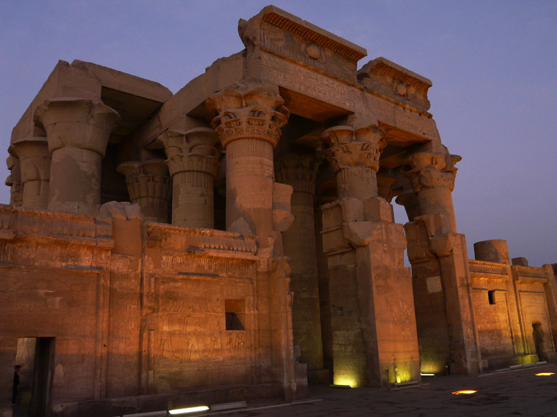 Vista de noche del Templo Kom Ombo Vista de noche del Templo Kom Ombo